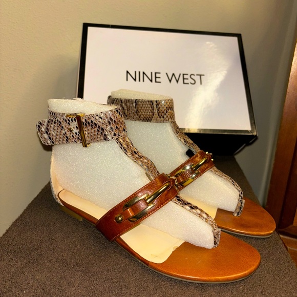 Nine West cognac brown thong sandals; gold hardware; very pretty - Picture 1 of 16